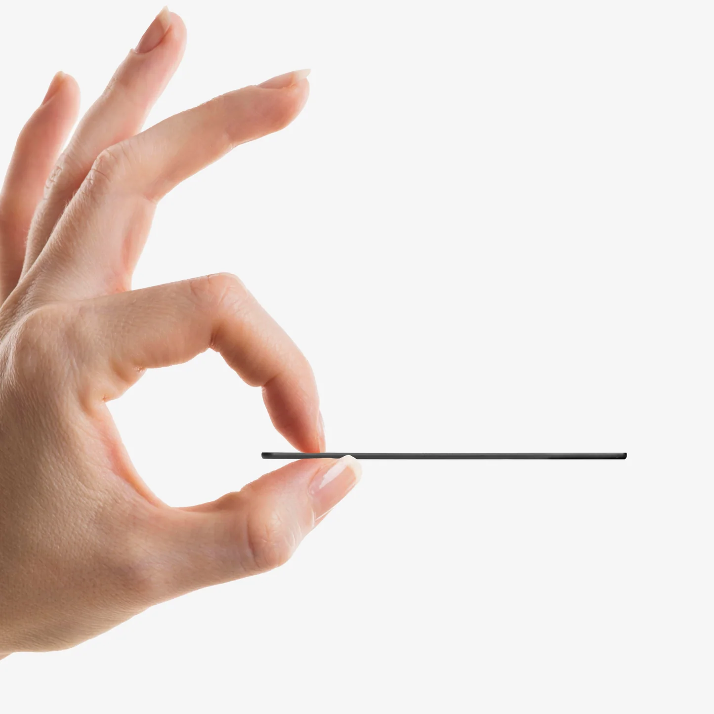 FindCard Pro Tracking-Karte ultradünn in der Hand gehalten