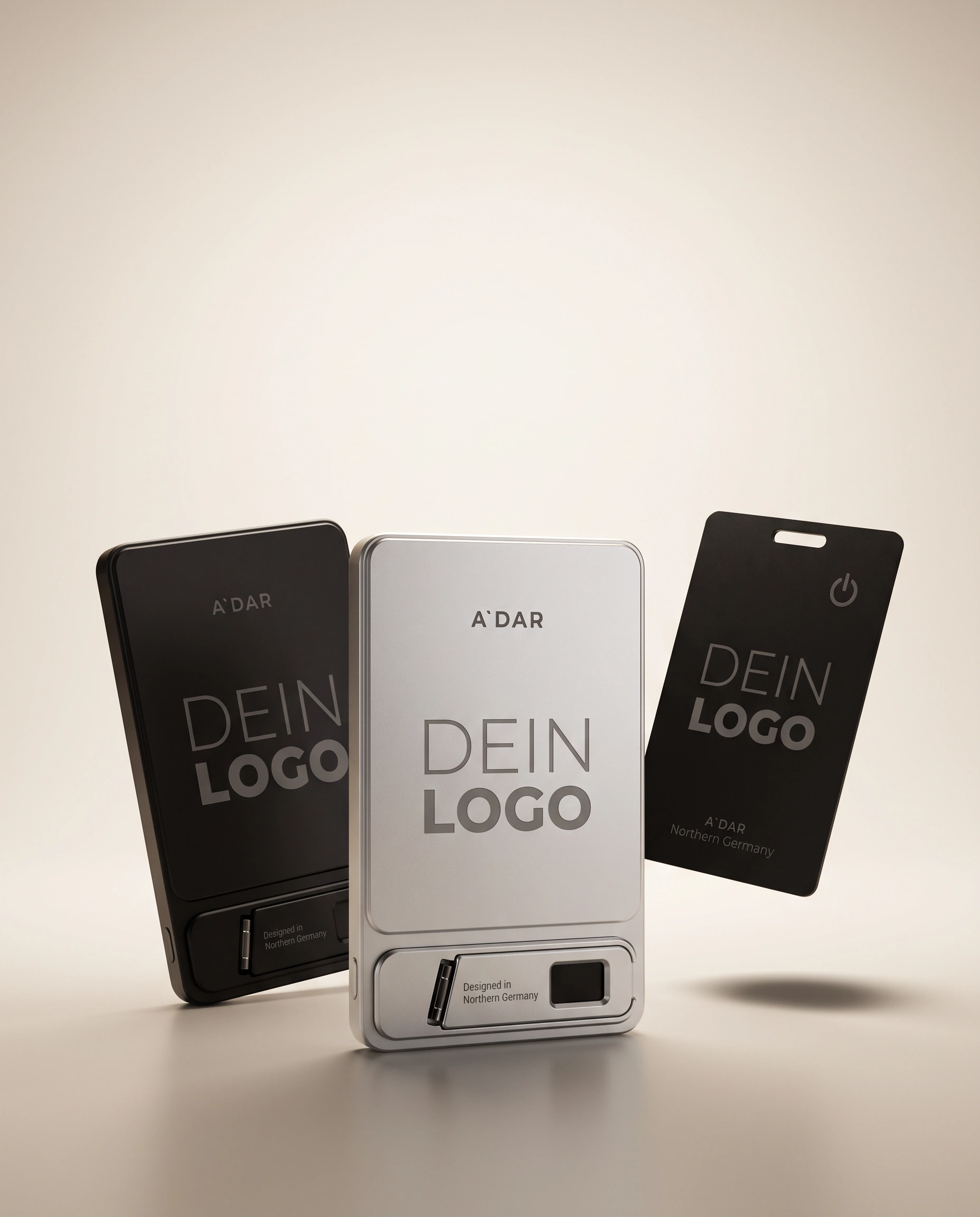 AdarCharge Powerbank in Schwarz und Silber und FindCard Pro Tracking-Karte mit Logo-Fläche