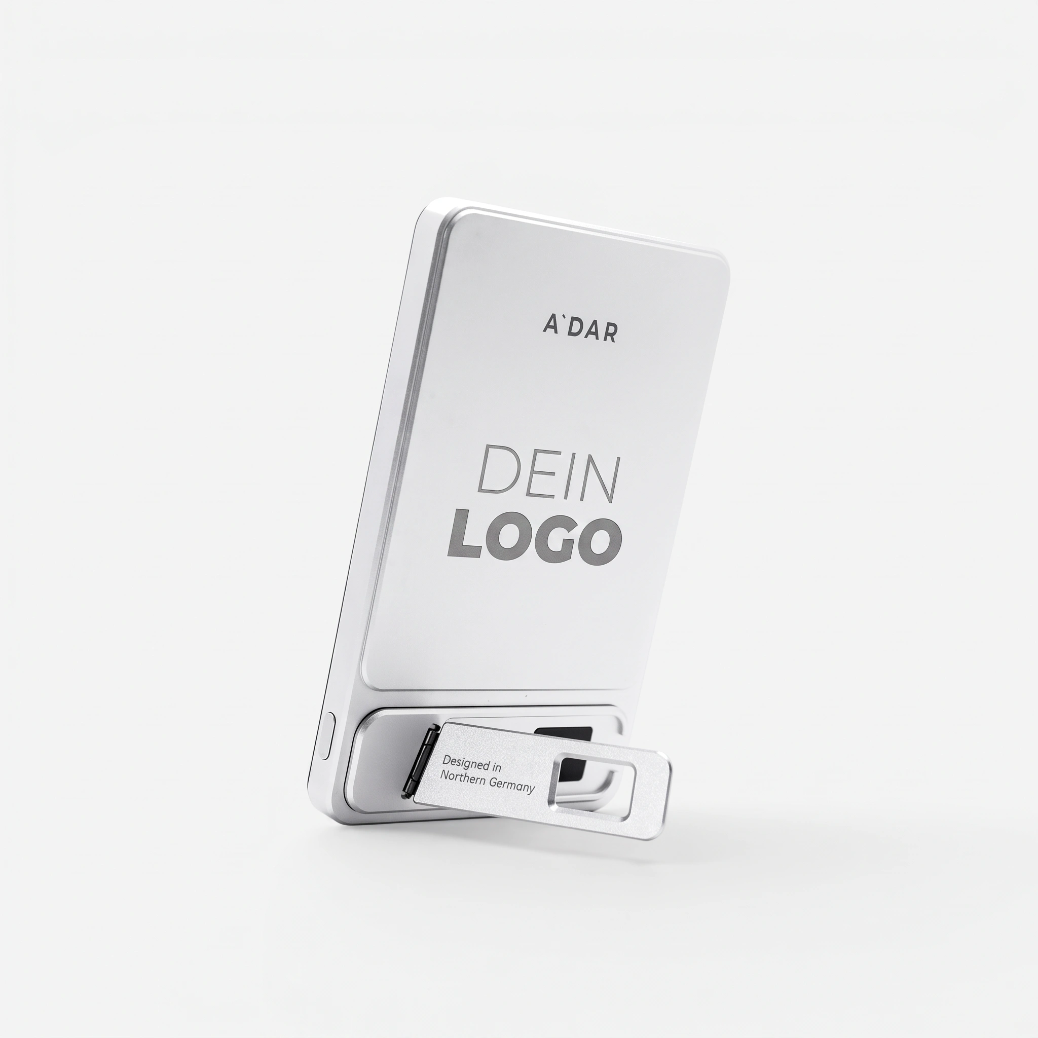 AdarCharge in Silber mit aufgeklapptem Kickstand und Fläche für Ihr Logo